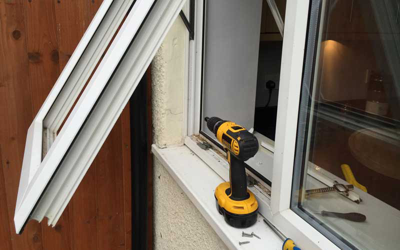 یراق-آلات-بیرون-بازشو